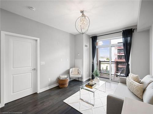 19-2486 Old Bronte Road, Oakville, ON - Indoor Photo Showing Living Room