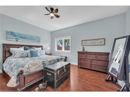 864 South Coast Drive, Peacock Point, ON - Indoor Photo Showing Bedroom