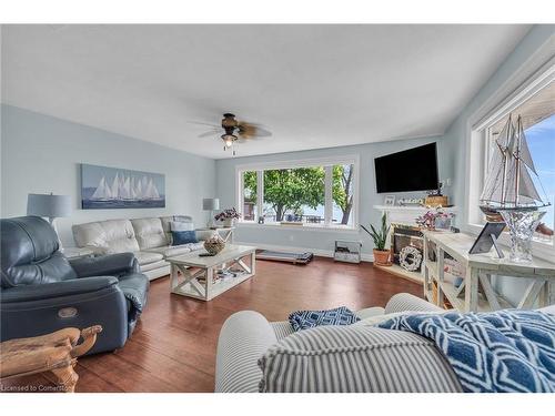 864 South Coast Drive, Peacock Point, ON - Indoor Photo Showing Living Room