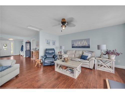 864 South Coast Drive, Peacock Point, ON - Indoor Photo Showing Living Room