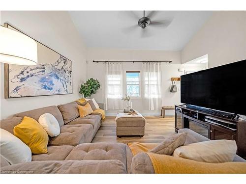 79 Province Street N, Hamilton, ON - Indoor Photo Showing Living Room