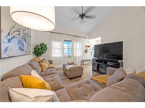 79 Province Street N, Hamilton, ON - Indoor Photo Showing Living Room