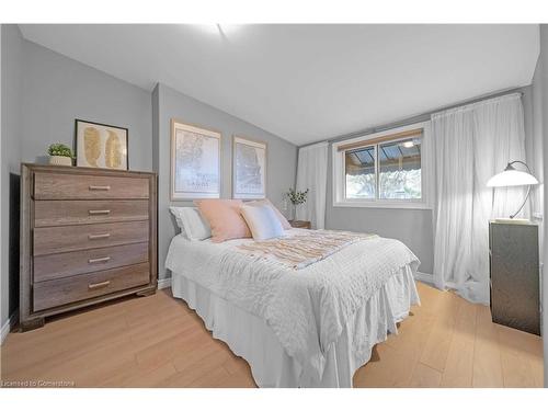 79 Province Street N, Hamilton, ON - Indoor Photo Showing Bedroom