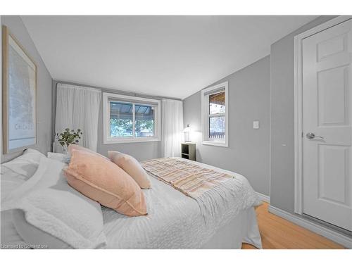 79 Province Street N, Hamilton, ON - Indoor Photo Showing Bedroom