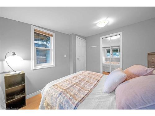 79 Province Street N, Hamilton, ON - Indoor Photo Showing Bedroom