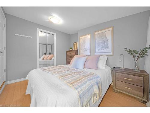 79 Province Street N, Hamilton, ON - Indoor Photo Showing Bedroom