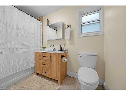 79 Province Street N, Hamilton, ON - Indoor Photo Showing Bathroom