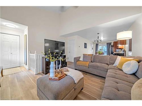 79 Province Street N, Hamilton, ON - Indoor Photo Showing Living Room