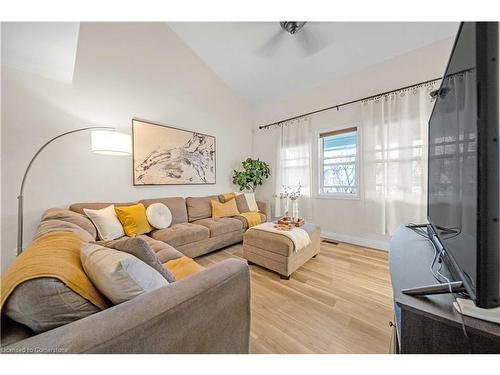 79 Province Street N, Hamilton, ON - Indoor Photo Showing Living Room