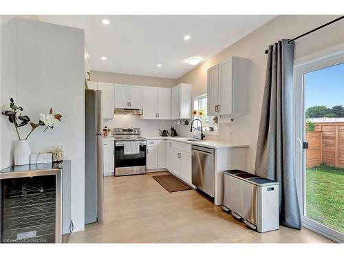 104 Parkside Drive, St. Catharines, ON - Indoor Photo Showing Kitchen With Upgraded Kitchen