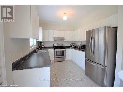 9 Bridgenorth Crescent, Hamilton, ON - Indoor Photo Showing Kitchen With Double Sink