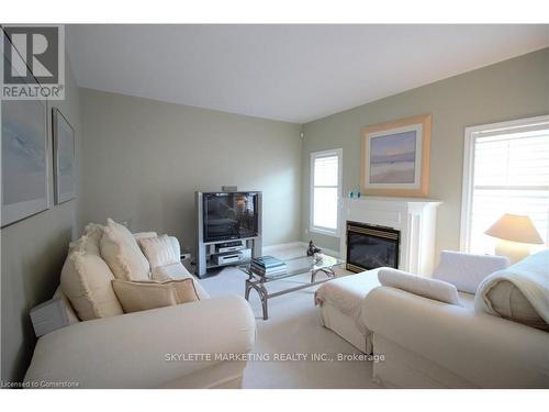 9 Bridgenorth Crescent, Hamilton, ON - Indoor Photo Showing Living Room With Fireplace