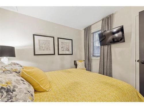 221 West 19Th Street, Hamilton, ON - Indoor Photo Showing Bedroom