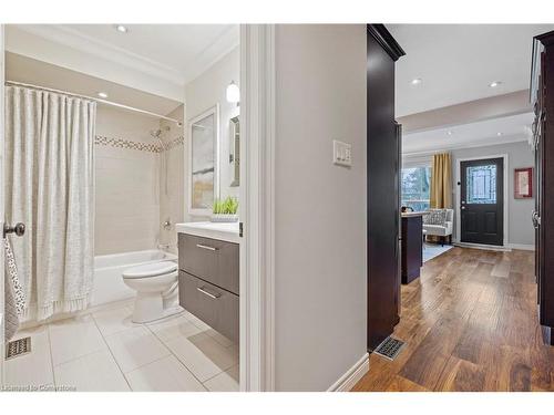 221 West 19Th Street, Hamilton, ON - Indoor Photo Showing Bathroom