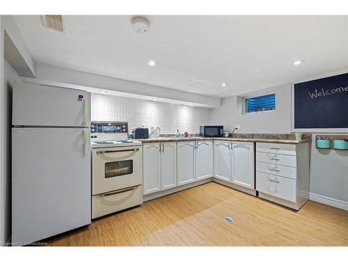 221 West 19Th Street, Hamilton, ON - Indoor Photo Showing Kitchen