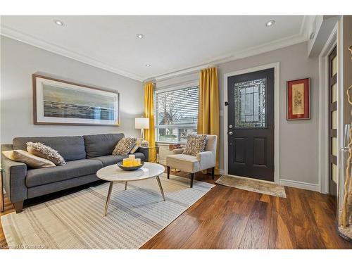 221 West 19Th Street, Hamilton, ON - Indoor Photo Showing Living Room