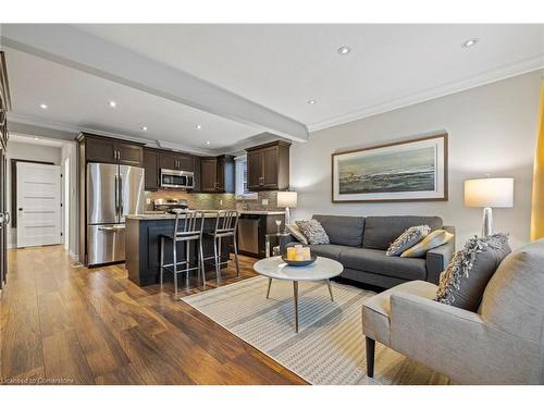 221 West 19Th Street, Hamilton, ON - Indoor Photo Showing Living Room