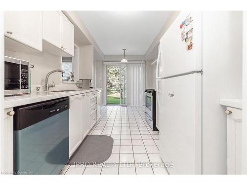 112-2555 Thomas Street, Mississauga, ON - Indoor Photo Showing Kitchen