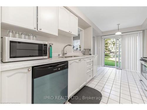 112-2555 Thomas Street, Mississauga, ON - Indoor Photo Showing Kitchen