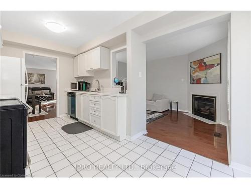 112-2555 Thomas Street, Mississauga, ON - Indoor Photo Showing Kitchen