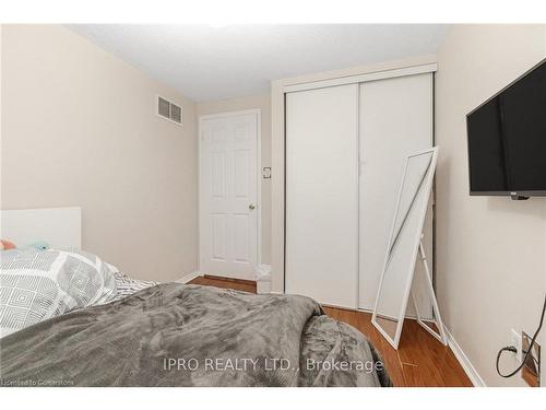 112-2555 Thomas Street, Mississauga, ON - Indoor Photo Showing Bedroom