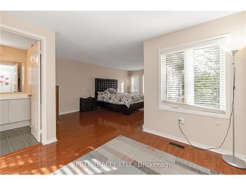 112-2555 Thomas Street, Mississauga, ON - Indoor Photo Showing Bedroom