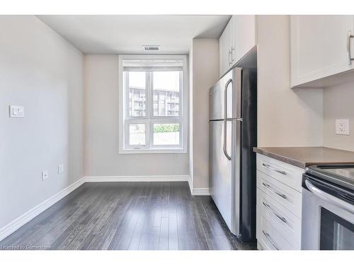 7-5030 Corporate Drive, Burlington, ON - Indoor Photo Showing Kitchen