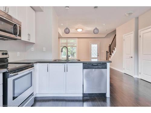 7-5030 Corporate Drive, Burlington, ON - Indoor Photo Showing Kitchen With Upgraded Kitchen