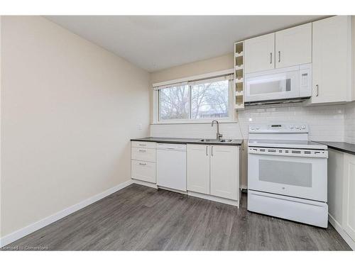 5479 Schueller Crescent, Burlington, ON - Indoor Photo Showing Kitchen