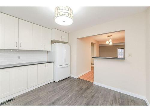 5479 Schueller Crescent, Burlington, ON - Indoor Photo Showing Kitchen