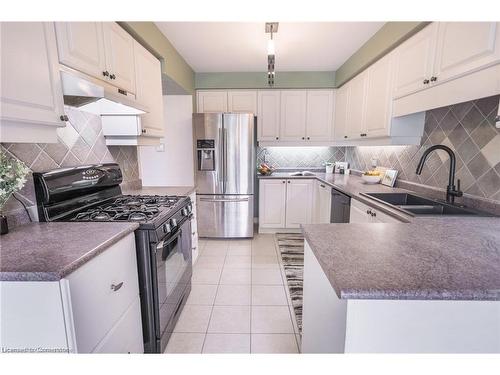 11 Tomahawk Drive, Grimsby, ON - Indoor Photo Showing Kitchen With Double Sink With Upgraded Kitchen