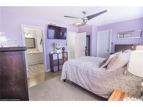 11 Tomahawk Drive, Grimsby, ON - Indoor Photo Showing Bedroom