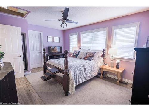 11 Tomahawk Drive, Grimsby, ON - Indoor Photo Showing Bedroom