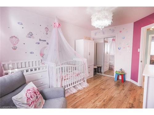 11 Tomahawk Drive, Grimsby, ON - Indoor Photo Showing Bedroom