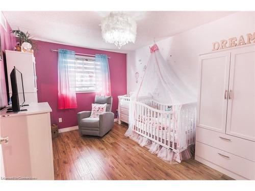 11 Tomahawk Drive, Grimsby, ON - Indoor Photo Showing Bedroom