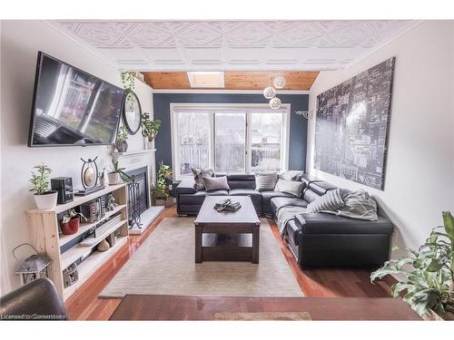 11 Tomahawk Drive, Grimsby, ON - Indoor Photo Showing Living Room With Fireplace