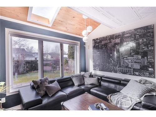 11 Tomahawk Drive, Grimsby, ON - Indoor Photo Showing Living Room