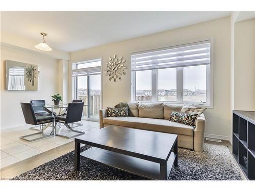 23-8273 Tulip Tree Drive, Niagara Falls, ON - Indoor Photo Showing Living Room