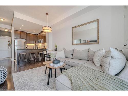 510-5327 Upper Middle Road, Burlington, ON - Indoor Photo Showing Living Room