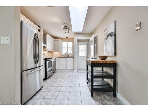 2911 Darien Road, Burlington, ON - Indoor Photo Showing Kitchen