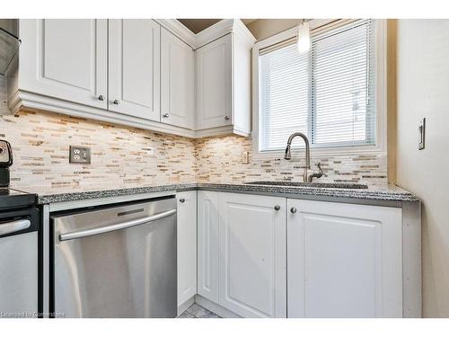 2911 Darien Road, Burlington, ON - Indoor Photo Showing Kitchen With Upgraded Kitchen