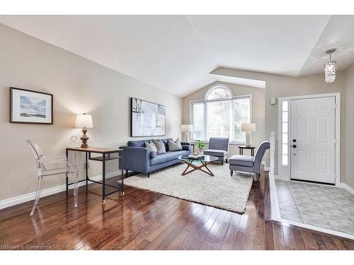 2911 Darien Road, Burlington, ON - Indoor Photo Showing Living Room