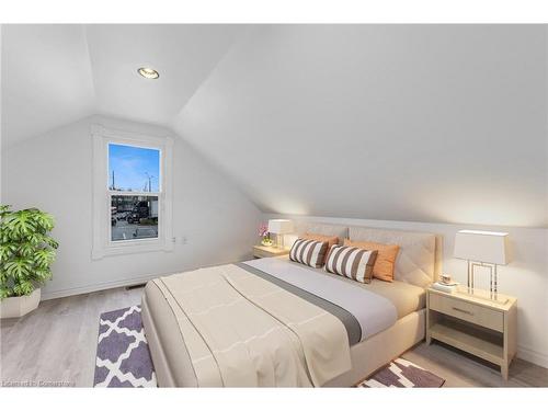 Upper-13 Mountain Street, Grimsby, ON - Indoor Photo Showing Bedroom