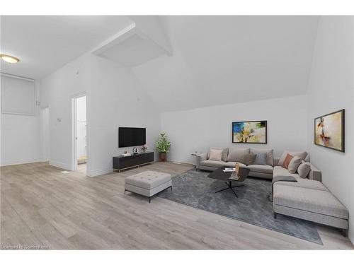 Upper-13 Mountain Street, Grimsby, ON - Indoor Photo Showing Living Room