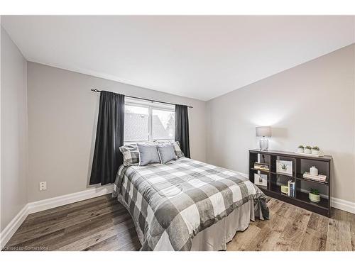 278 East 12Th Street, Hamilton, ON - Indoor Photo Showing Bedroom