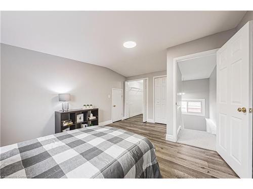 278 East 12Th Street, Hamilton, ON - Indoor Photo Showing Bedroom