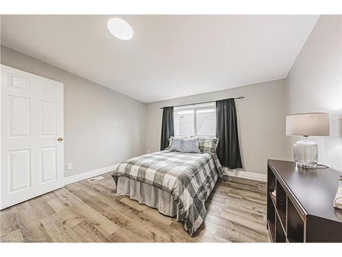 278 East 12Th Street, Hamilton, ON - Indoor Photo Showing Bedroom