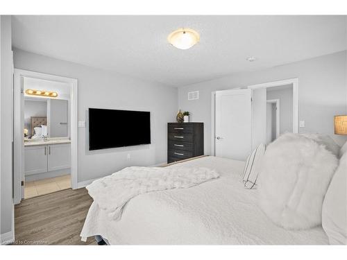 271 Dalgleish Trail, Hamilton, ON - Indoor Photo Showing Bedroom