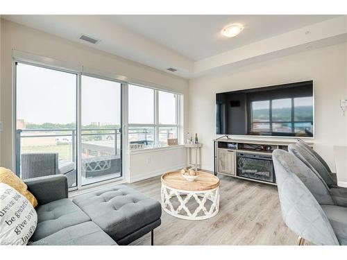 416-121 #8 Highway, Stoney Creek, ON - Indoor Photo Showing Living Room