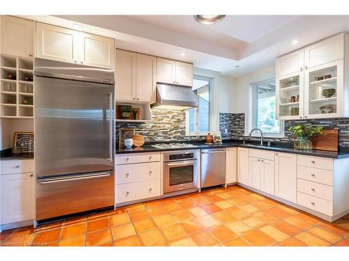 24 Bruce Street, Hamilton, ON - Indoor Photo Showing Kitchen